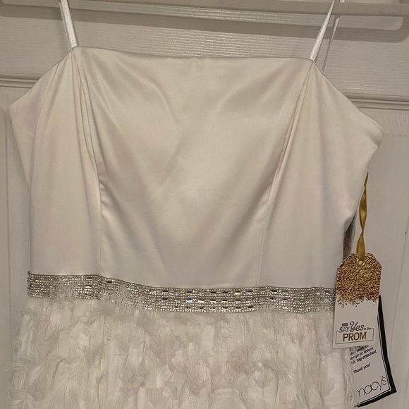 White Bridal/ Prom Sleeveless Gown, NRT - Picture 12 of 14